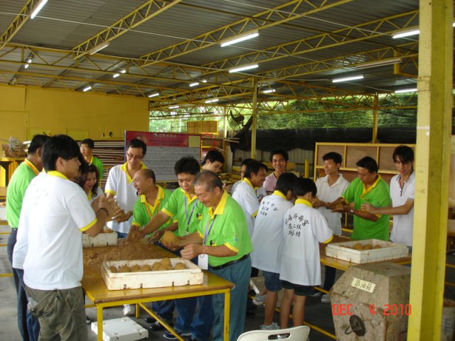 Membuat bebola tanah di Persatuan Tow Boo Kong, Butterworth pada 4-12-2010
